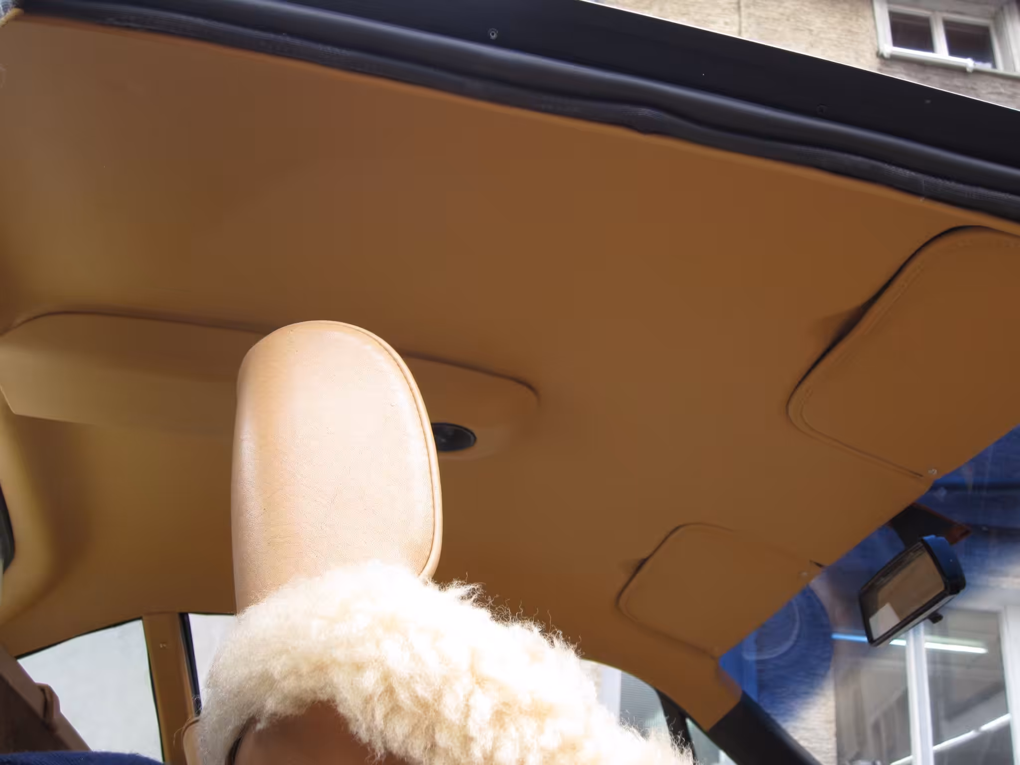 Lammfell-Sitzbezug im Auto – Autosattlerei Wick Wil
