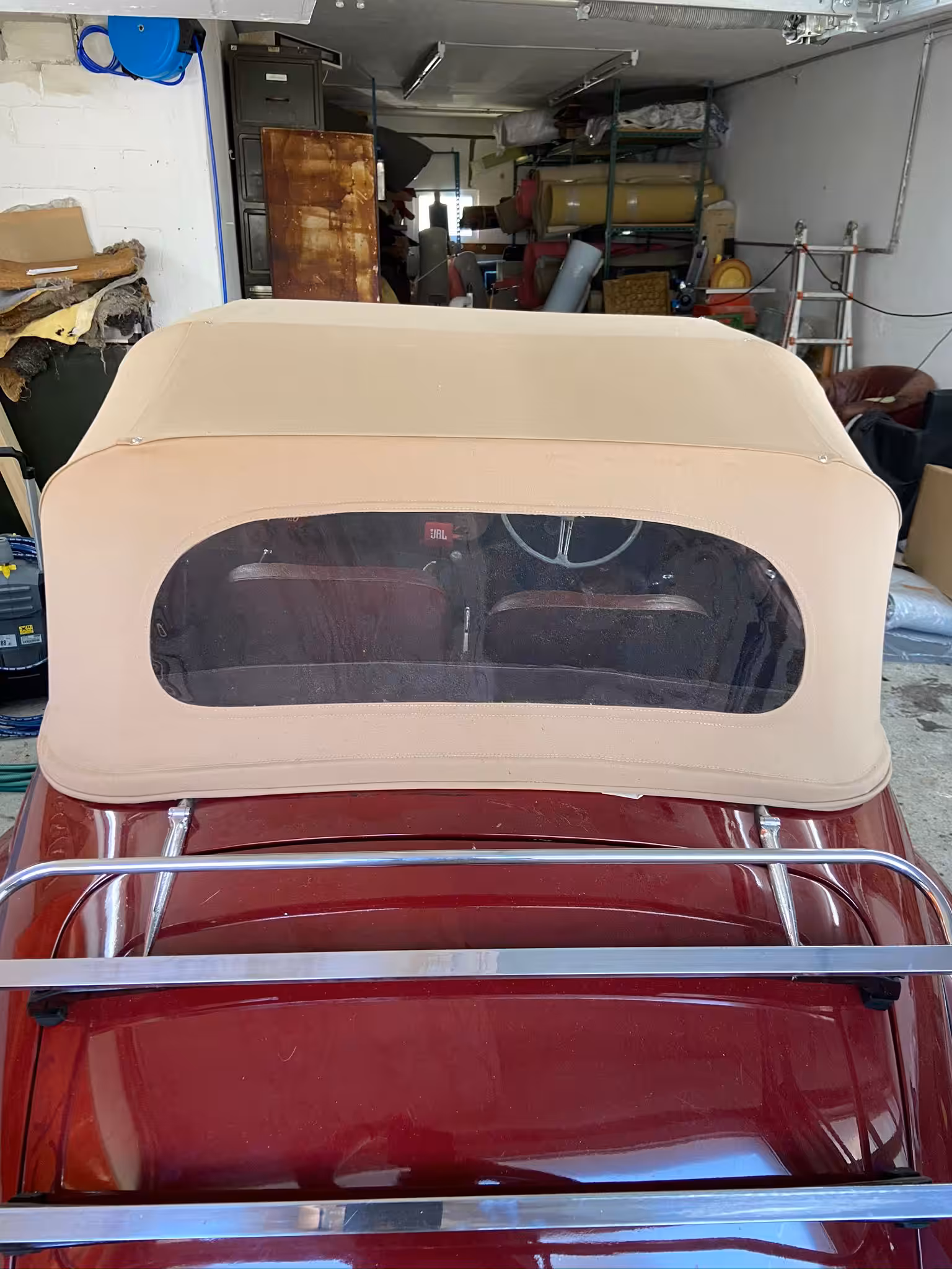 Rotes Cabrio mit beigem Verdeck – Autosattlerei Wick Wil