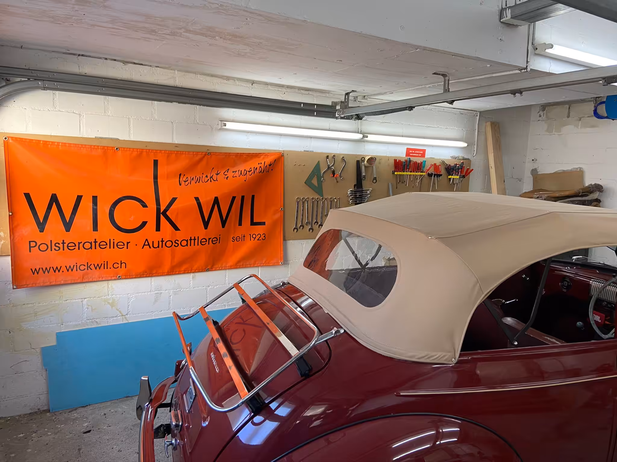Roter Oldtimer-Cabrio mit neuem Verdeck – Autosattlerei Wick Wil