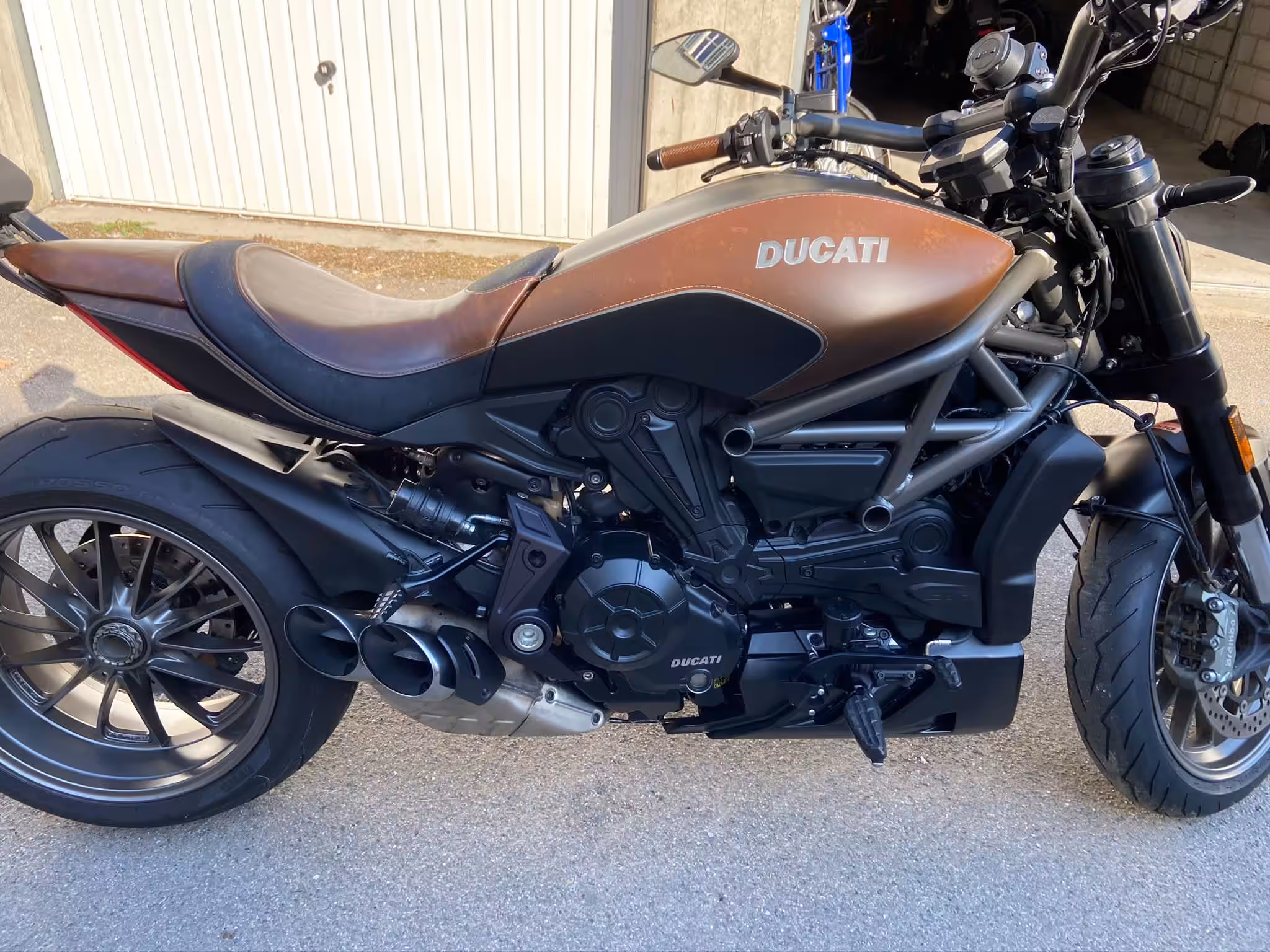 Custom-Motorrad mit neuer Sitzbank – Autosattlerei Wick Wil