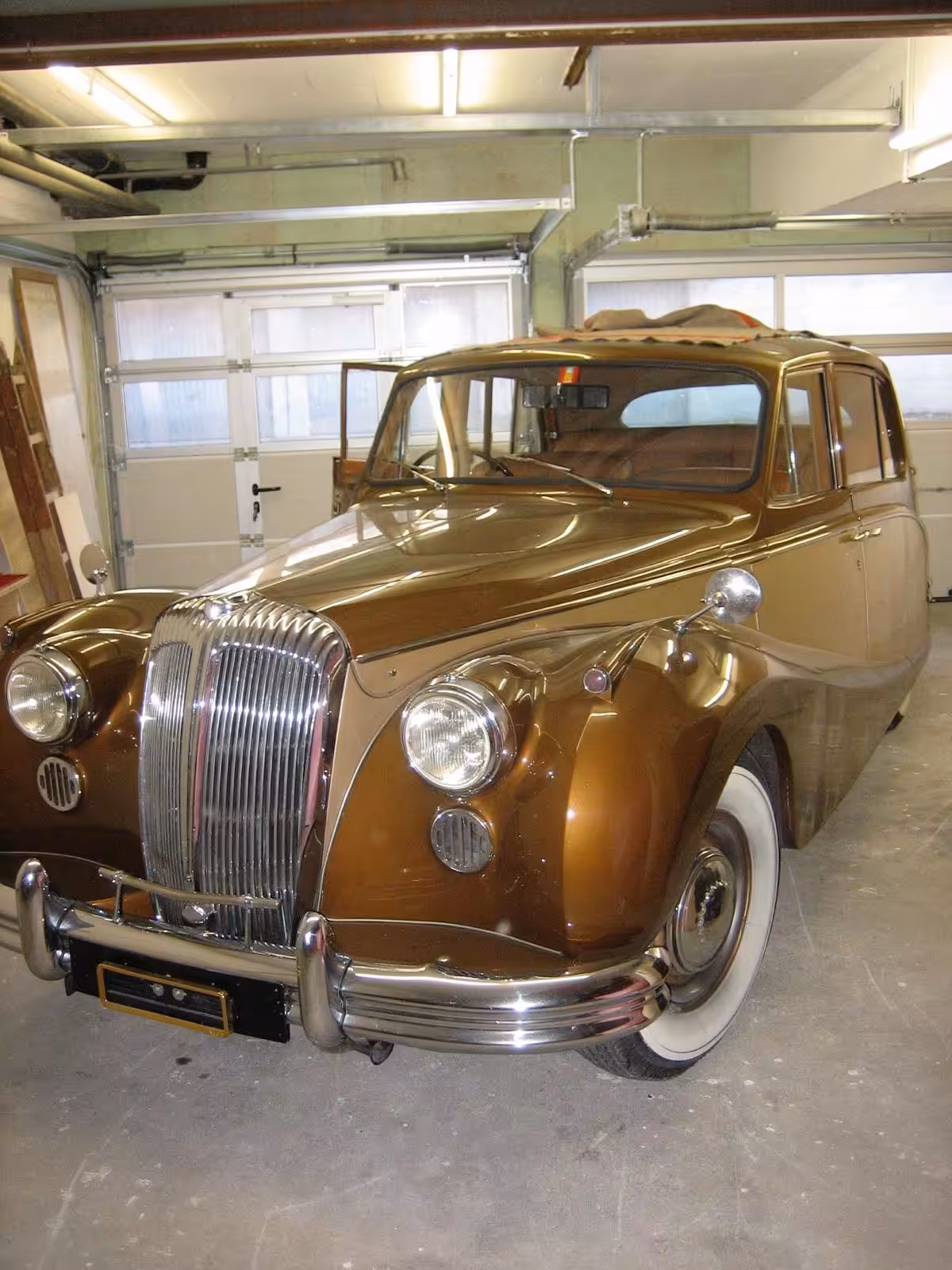 Goldener Oldtimer in der Werkstatt – Autosattlerei Wick Wil