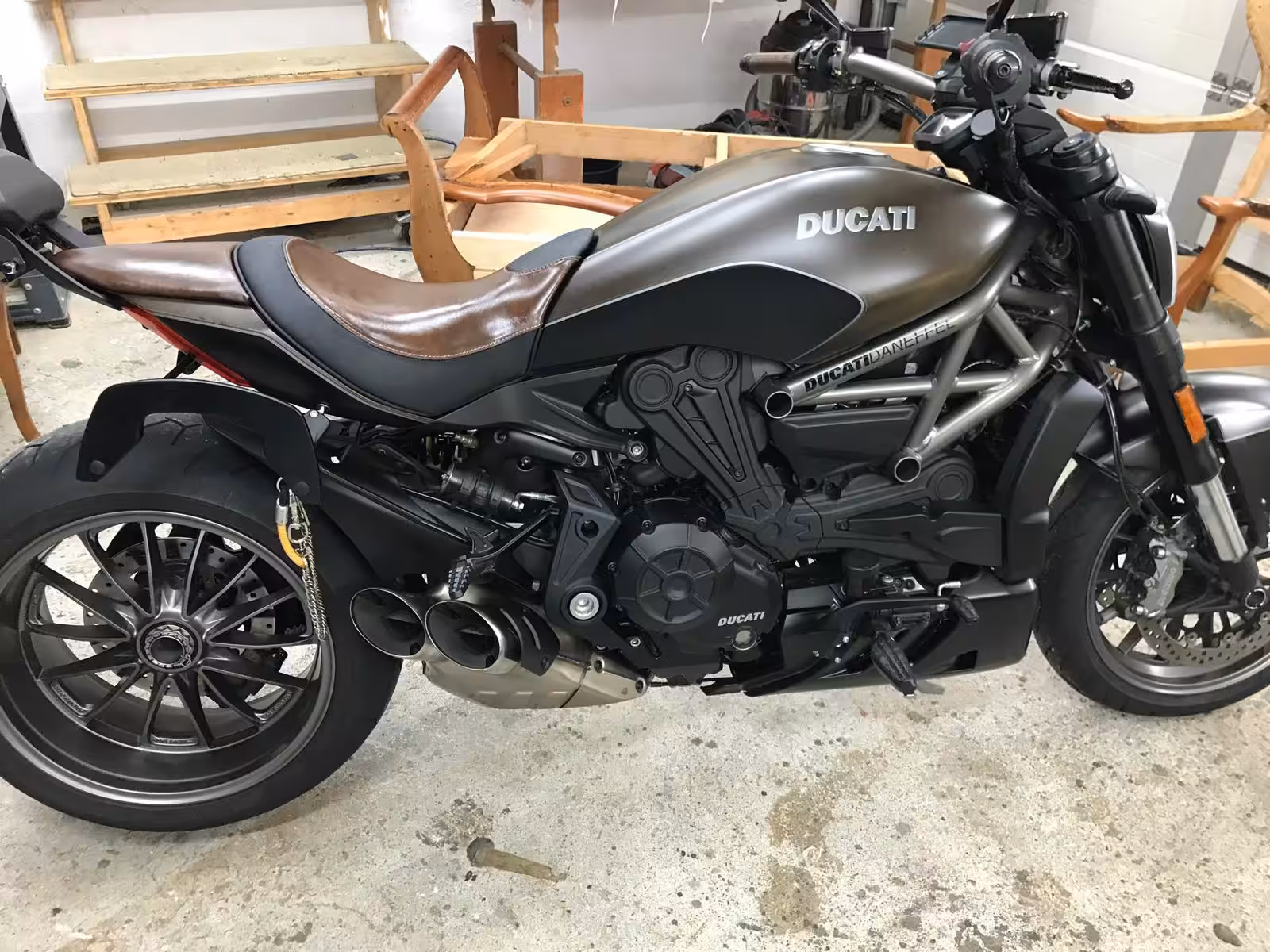 Custom-Chopper mit neu bezogenem Sitz – Autosattlerei Wick Wil