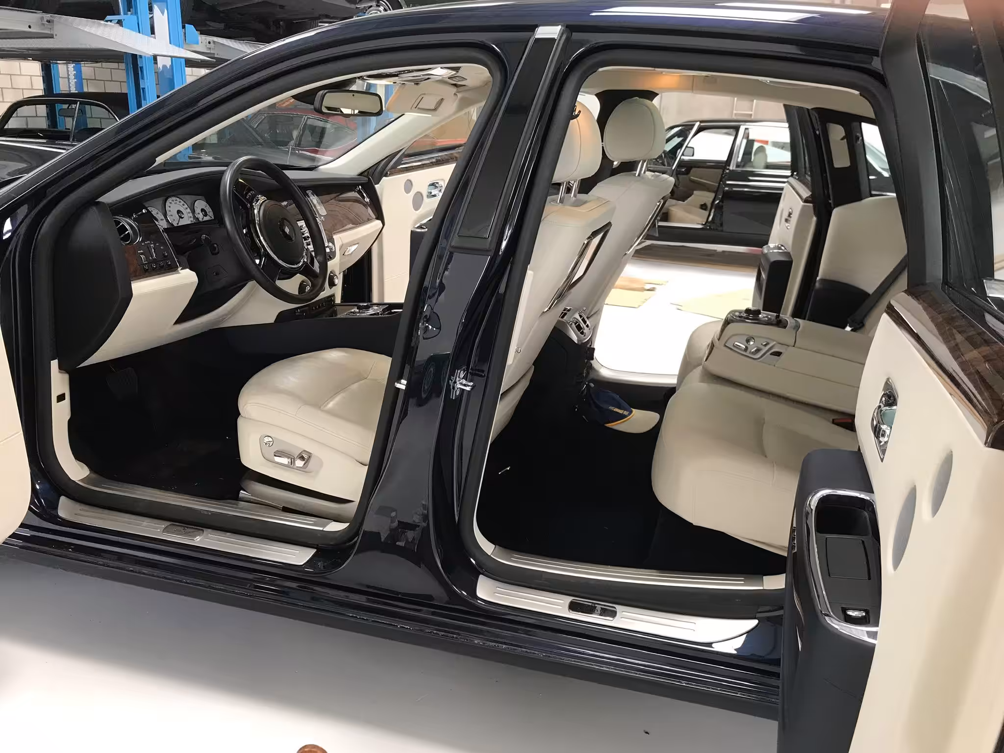 fahrzeuge_32 Auto-Innenraum mit neu bezogenen Sitzen – Autosattlerei Wick Wil