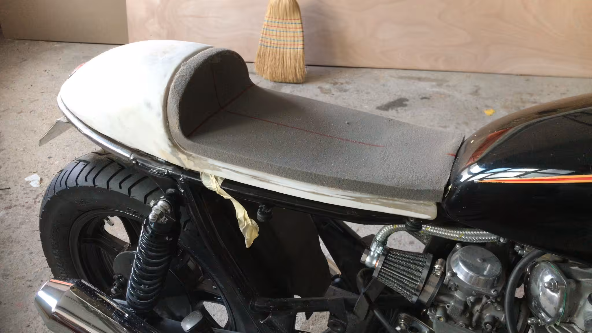 Café-Racer-Sitz in weiss-schwarz – Autosattlerei Wick Wil