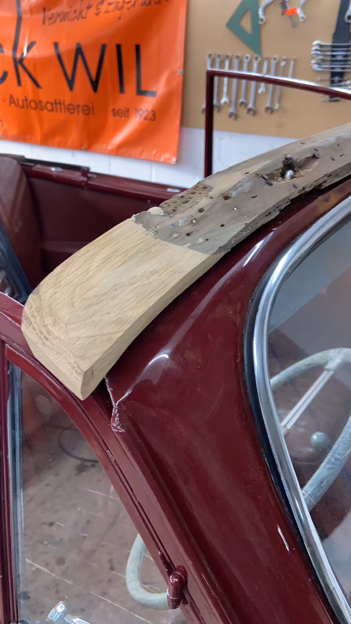 Dunkelrotes Cabrio mit neuem Verdeck – Autosattlerei Wick Wil