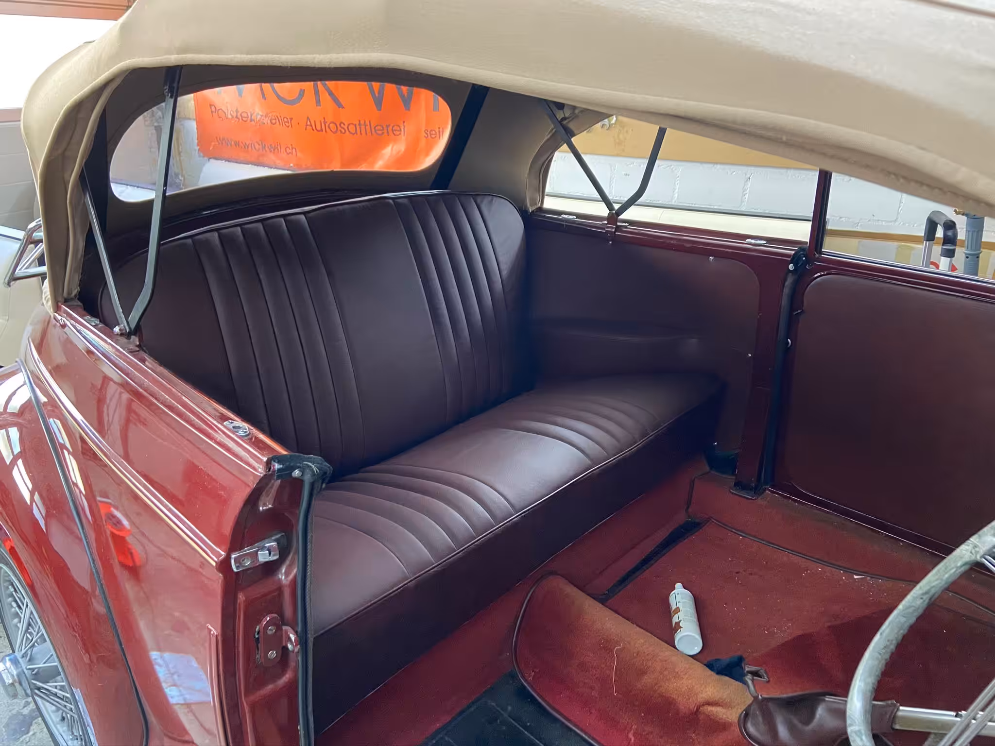 Oldtimer-Innenraum mit neu bezogenen Ledersitzen – Autosattlerei Wick Wil GmbH