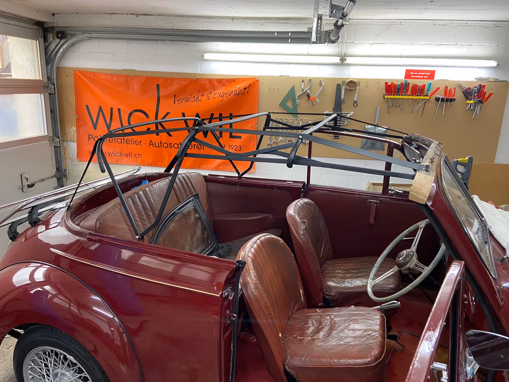 Offenes Cabrio mit roten Ledersitzen – Autosattlerei Wick Wil