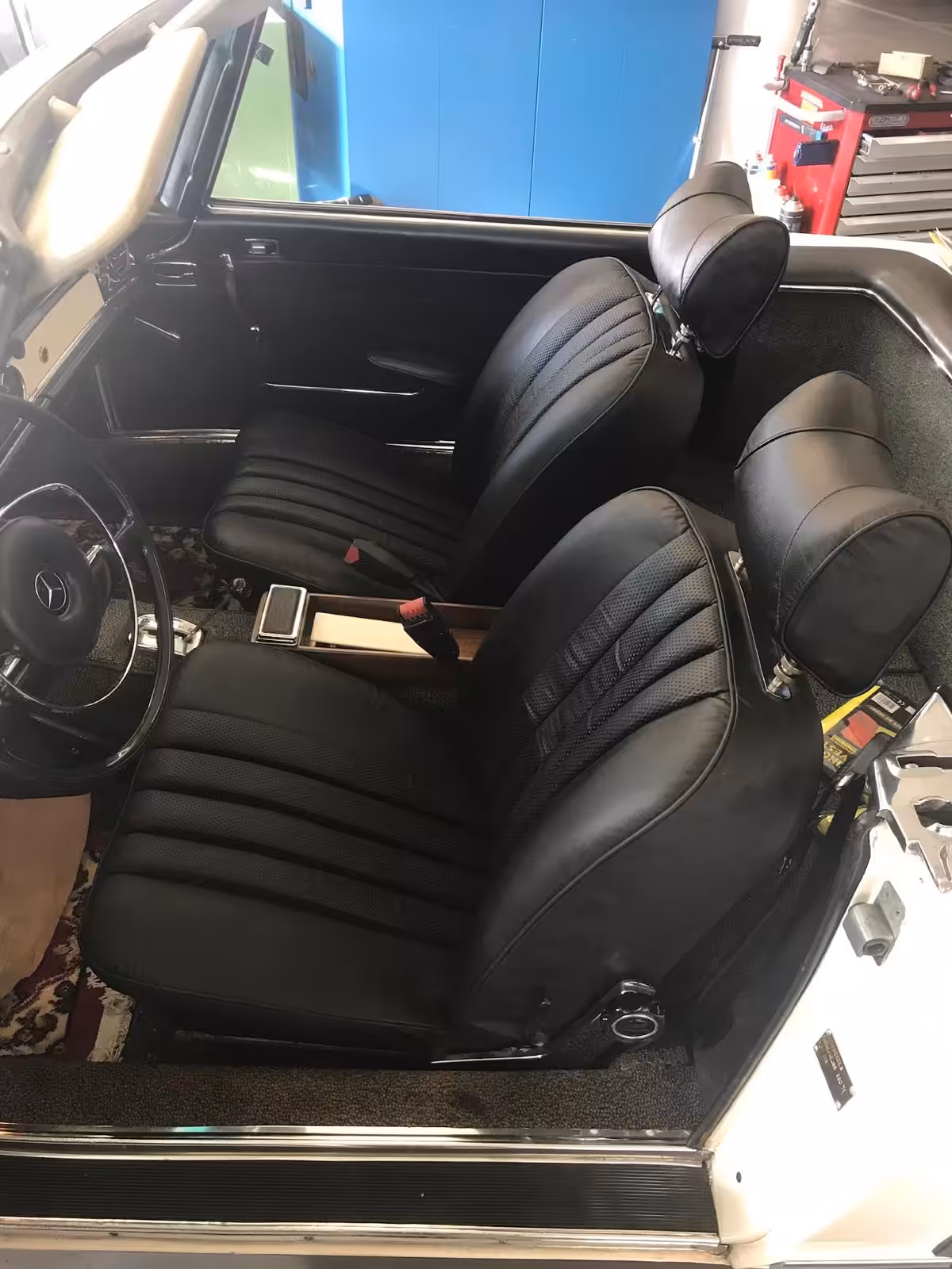 Oldtimer-Innenraum mit beigen Sitzen – Autosattlerei Wick Wil