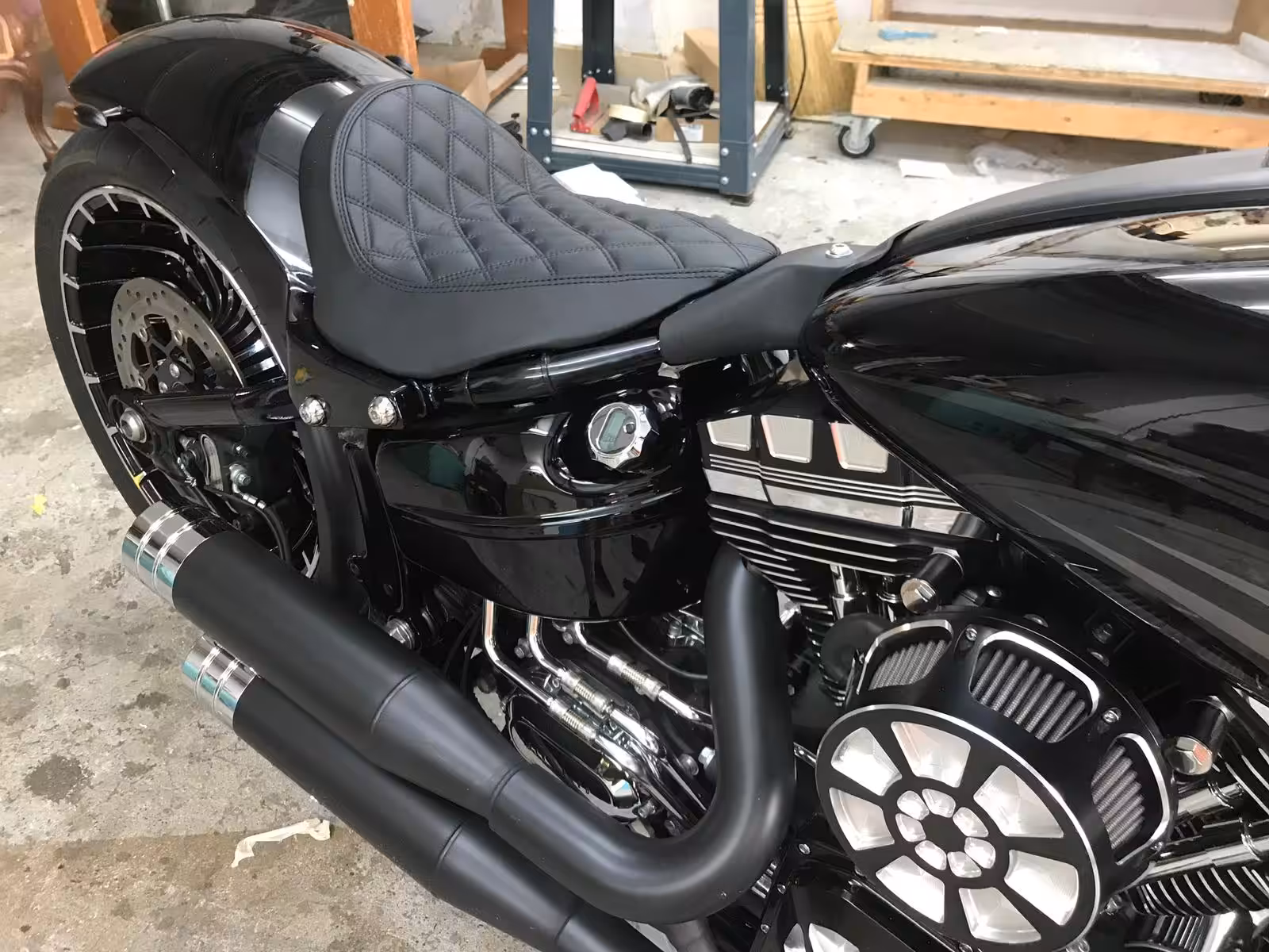 Chopper-Motorrad mit neu bezogenem Sitz – Autosattlerei Wick Wil
