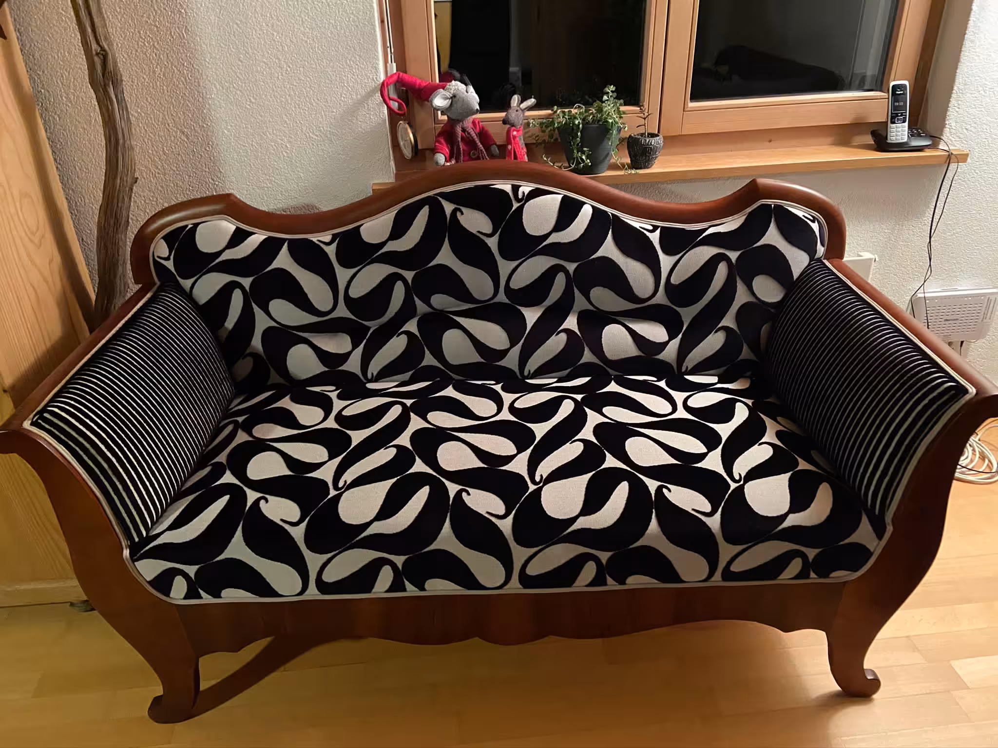 Klassisches Sofa mit schwarz-weissem Ornamentstoff – Polsterei Wick Wil GmbH Wil