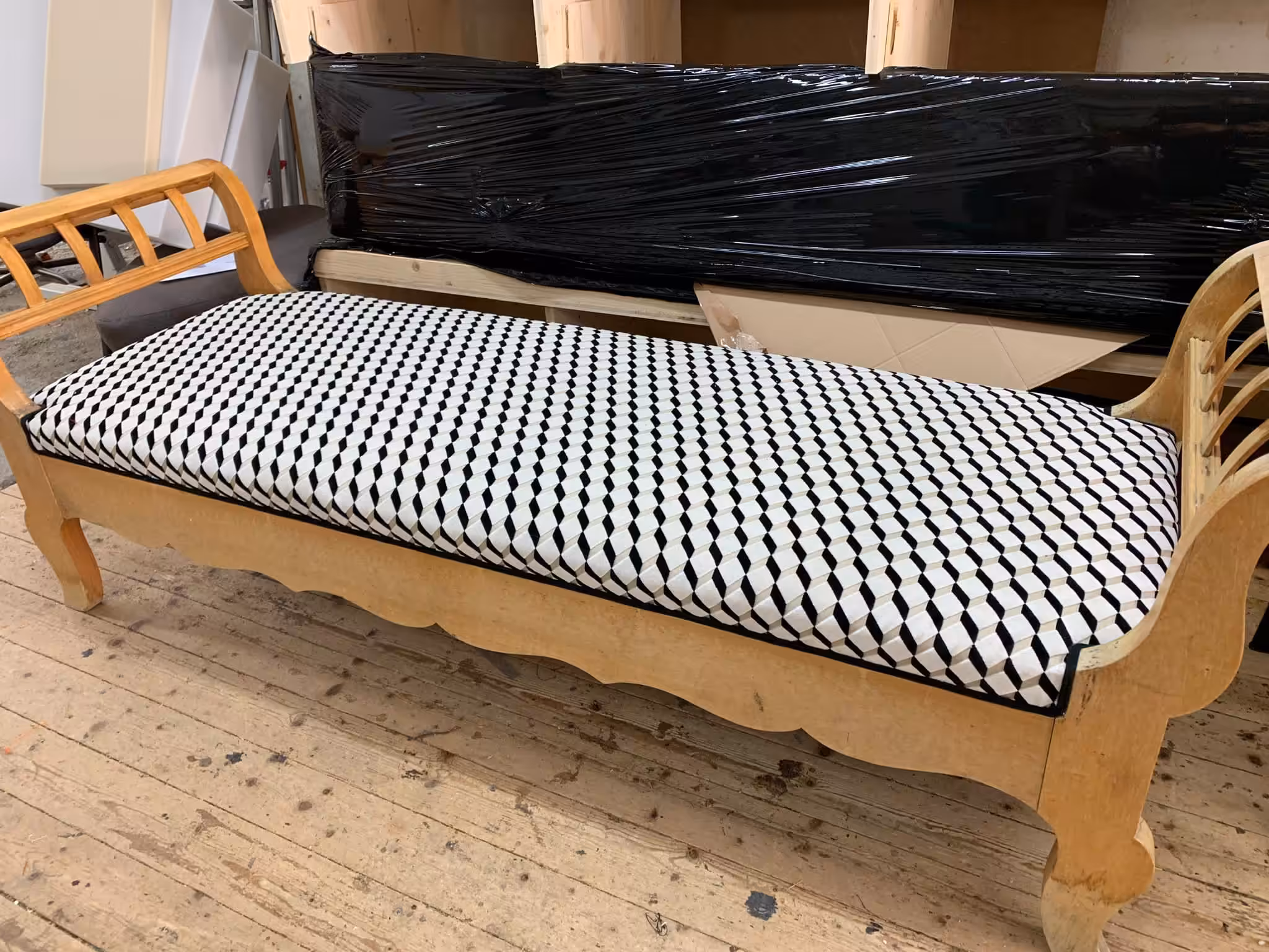 Antike Chaiselongue mit schwarz-weiss kariertem Stoff – klassische Polsterei Wick Wil GmbH